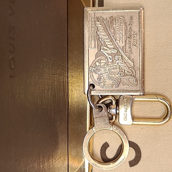 Louis Vuitton 2004 Articles de Voyage gold medallion key holder Collectors Piece - Picture 7 of 10